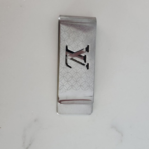 Louis Vuitton - Picture 1 of 3